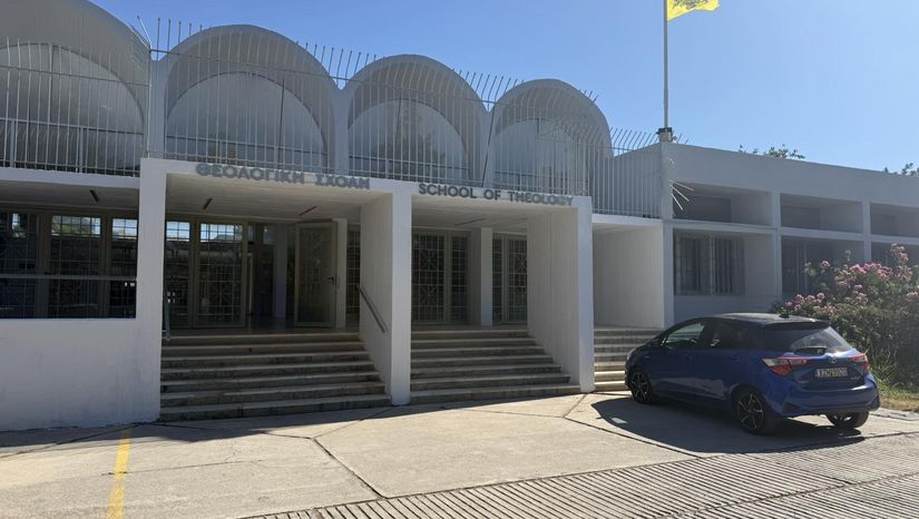 ΟΛΟΚΛΗΡΩΘΗΚΕ Η ΑΠΟΚΑΤΑΣΤΑΣΗ ΤΩΝ ΕΝΑΝΘΡΑΚΩΣΕΩΝ ΣΤΗΝ ΚΕΝΤΡΙΚΗ ΠΡΟΣΟΨΗ ΚΑΙ ΕΙΣΟΔΟ ΤΟΥ ΚΤΗΡΙΟΥ ΤΗΣ ΘΕΟΛΟΓΙΚΗΣ ΣΧΟΛΗΣ ΤΟΥ ΕΚΠΑ